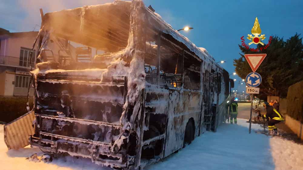 Incendio di un autobus a Chioggia con 50 persone a bordo: nessun ferito